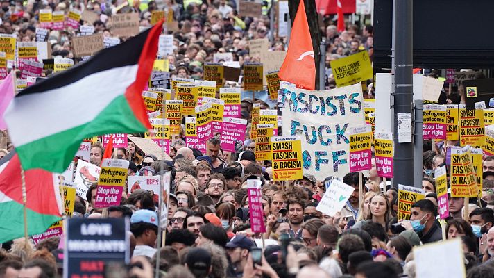 Miles de personas salen a las calles en Reino Unido para oponerse a las marchas antiinmigración