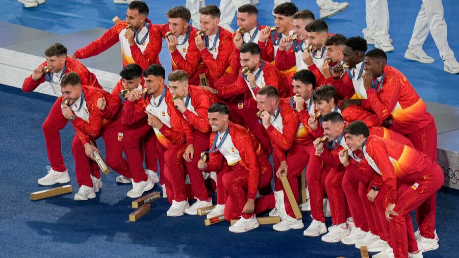 La histórica entrega de medallas: los '22 niños felices' de Santi Denia