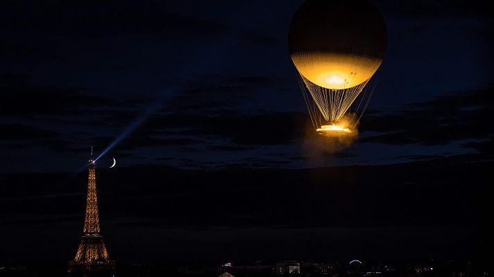 El gran globo pebetero de los Juegos Olímpicos de París 2024, nuevo símbolo de la ciudad