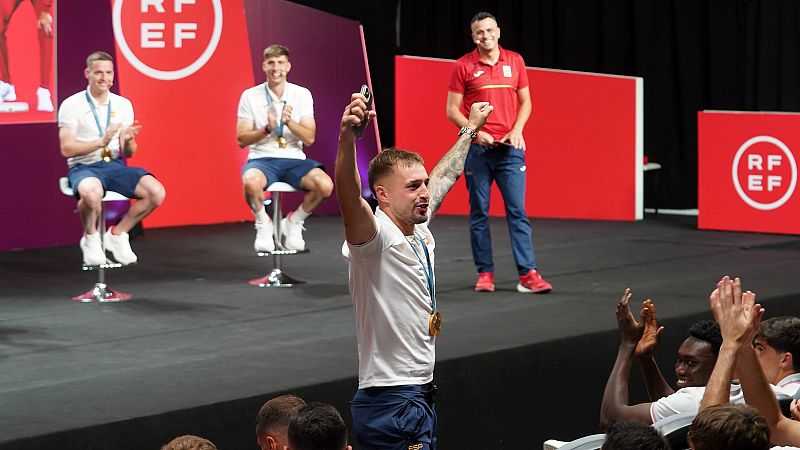 Santi Denia, tras el oro: "Los chicos no saben lo que han ganado" - Fútbol JJOO París 2024 | Ver