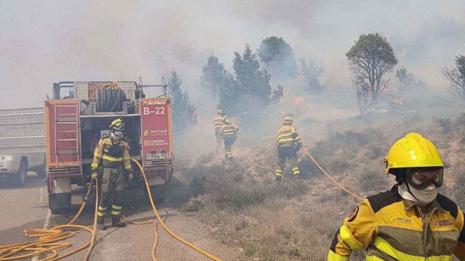Un incendio forestal en Teruel quema ya 240 hectáreas y obliga a confinar Corbalán | Ver