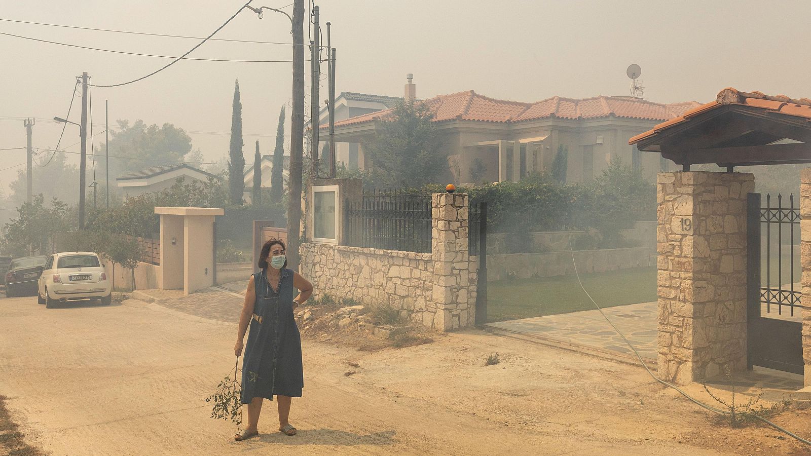 Ya son más de 35.000 los evacuados en los incendios que persisten cerca de Atenas