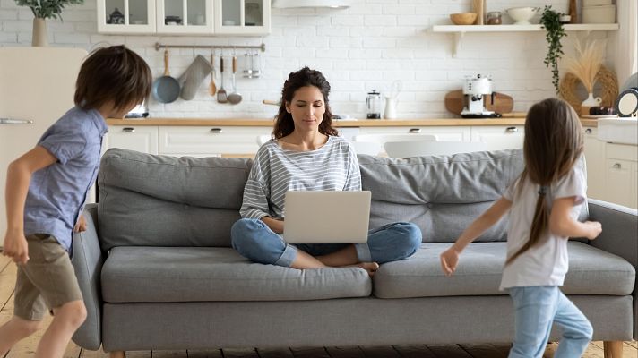 Telediario 1 - Conciliar en verano, un sudoku imposible de resolver que recae en las mujeres