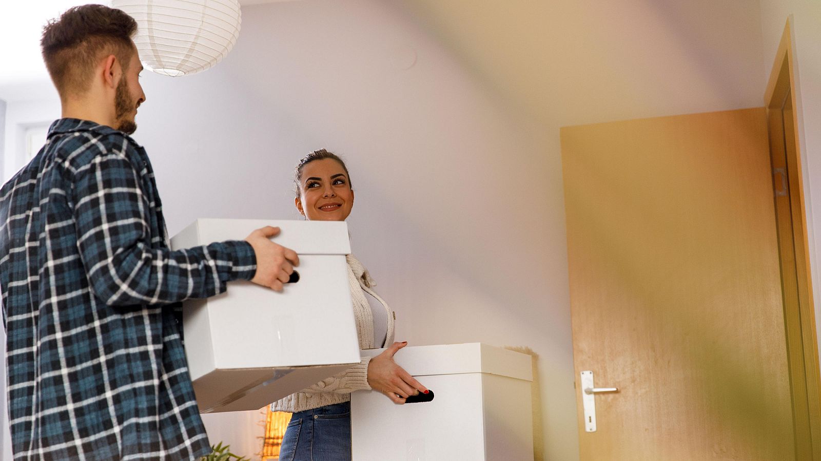 Siete de cada diez jóvenes que trabajan en España viven con sus padres