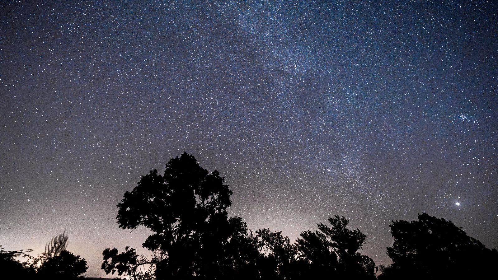 La noche de las perseidas deja un luminoso espectáculo