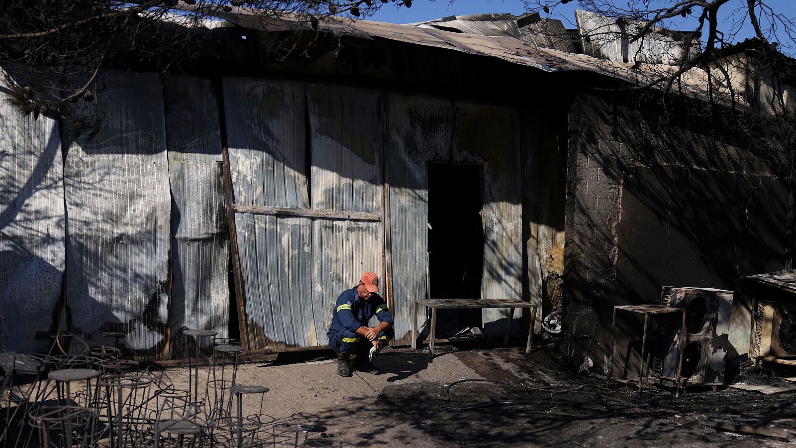 Los incendios que rodean Atenas dejan un muerto y miles de evacuados