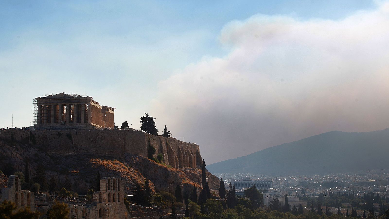 Los españoles residentes en Atenas, pendientes del incendio