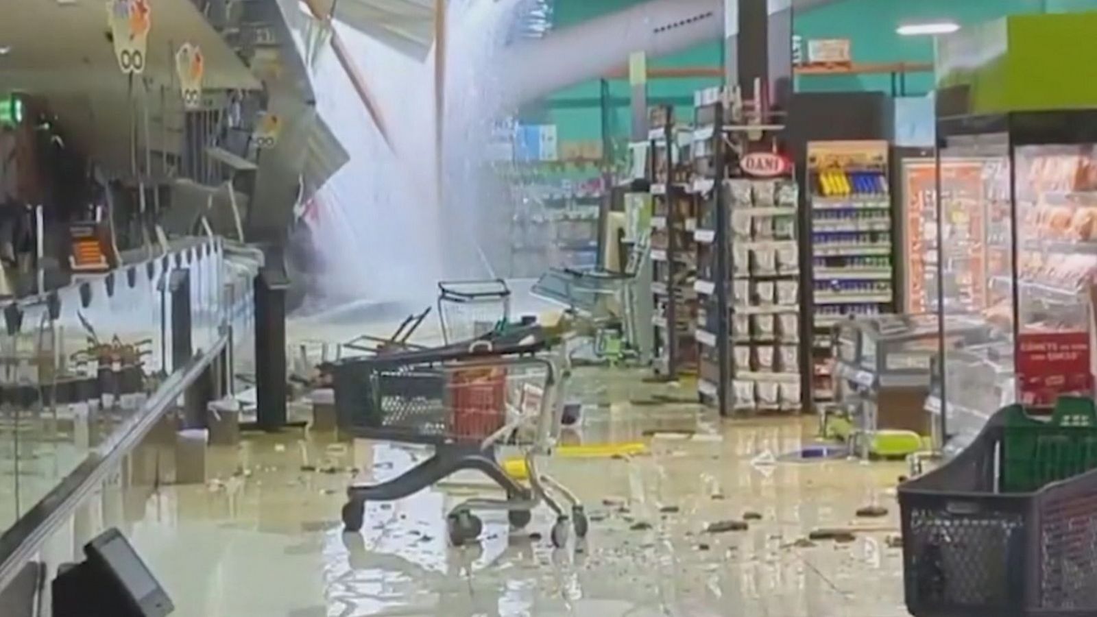 Las fuertes lluvias causan daños en un supermercado de Ontiyent