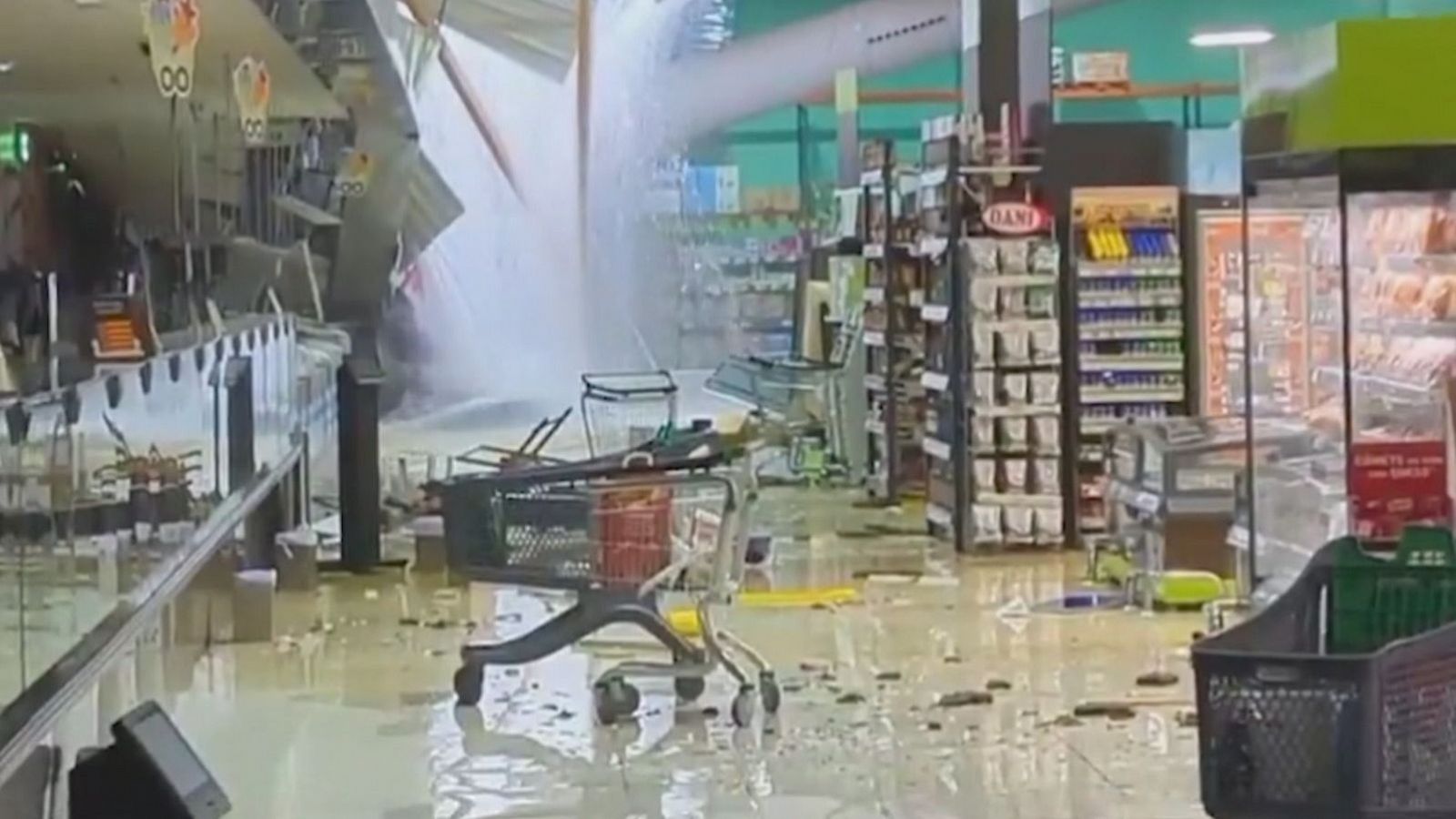 Las lluvias causan daños en un supermercado de Ontiyent Las fuertes lluvias causan daños en un supermercado de Ontiyent - Informativo 24h | Ver