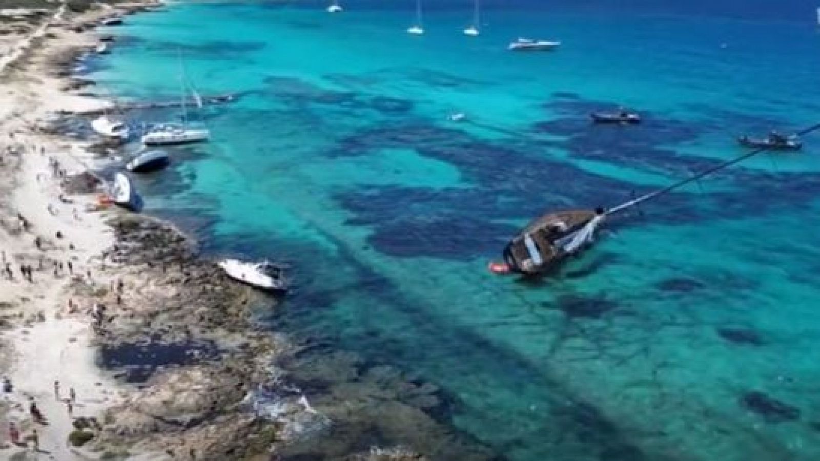 Más de una decena de barcos destrozados por el temporal en Baleares La DANA empuja las embarcaciones contra las rocas en Formentera | Ver