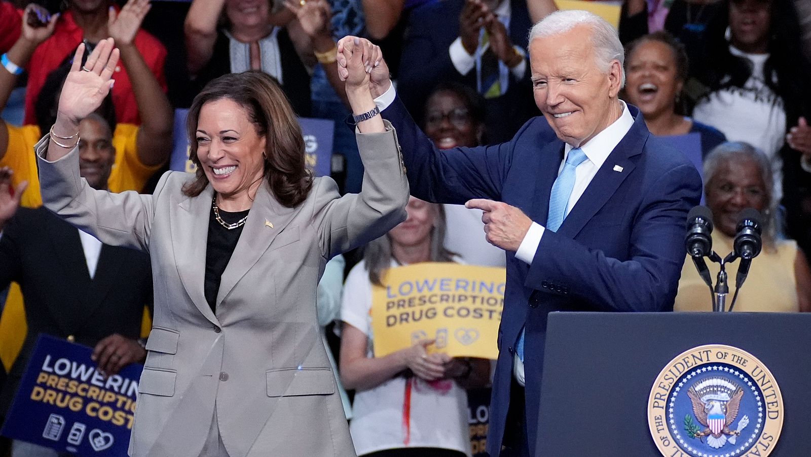Harris y Biden realizan el primer acto juntos tras el relevo electoral | Ver