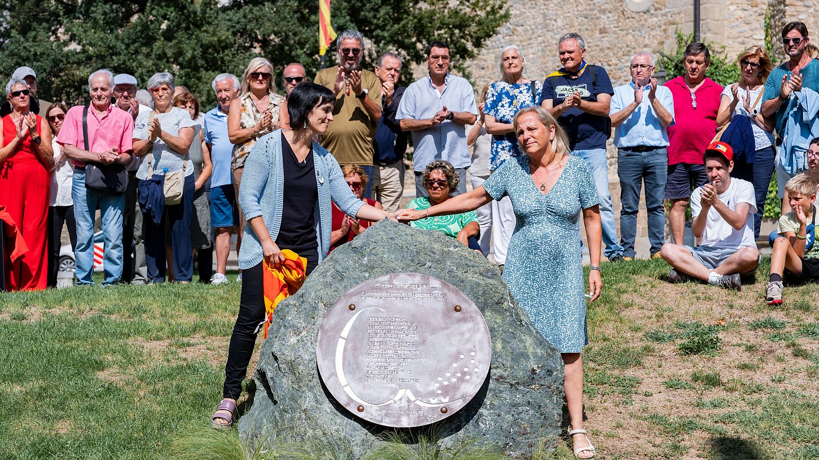 Inauguardo en Ripoll un monumento a las víctimas de los atentados en Las Ramblas y Cambrils - Telediario 1 | Ver