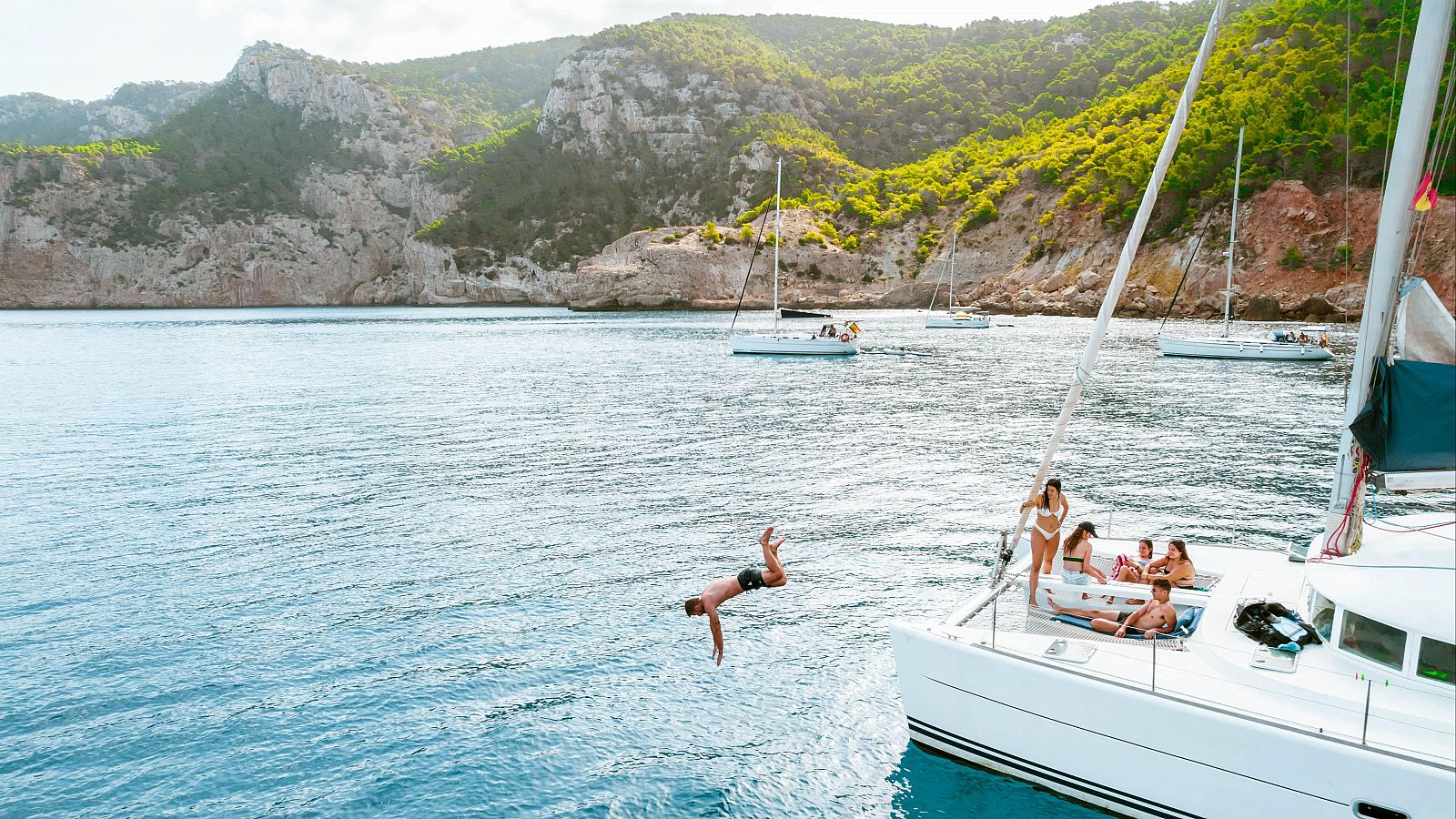 Vacaciones en barco: una alternativa en auge para evitar aglomeraciones y atascos