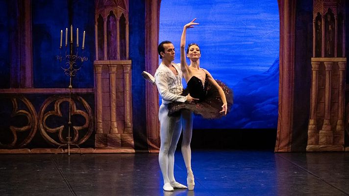 Telediario 1 - El Ballet de Kiev está de gira por España con el 'El lago de los Cisnes', un baile de resistencia