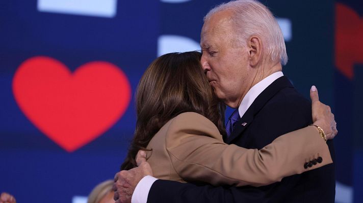 Biden pasa el testigo a Harris y recibe una abrumadora ovación