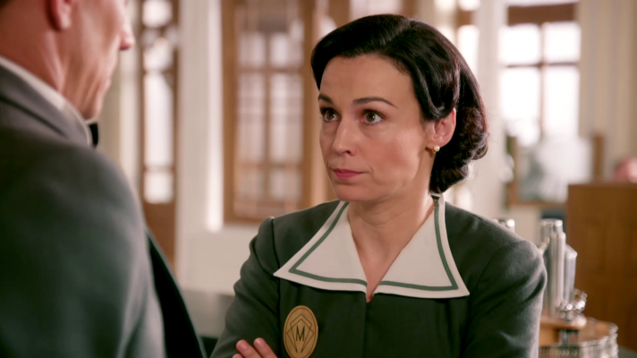 Salón de té La Moderna - Teresa le cuenta a Cañete lo que ha descubierto sobre Lázara