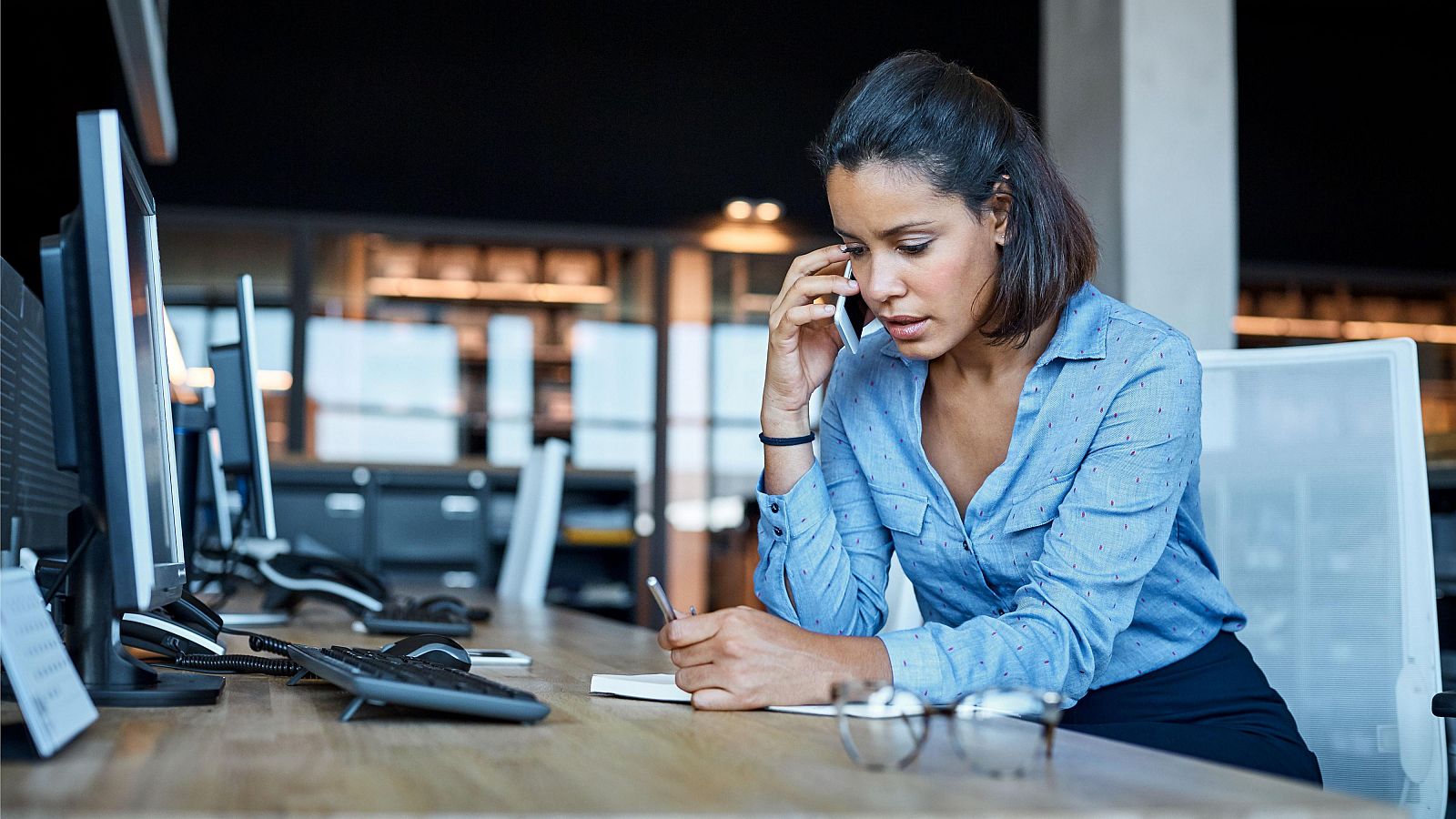 Coto a las llamadas para cambiar de compañía de luz o gas | Ver