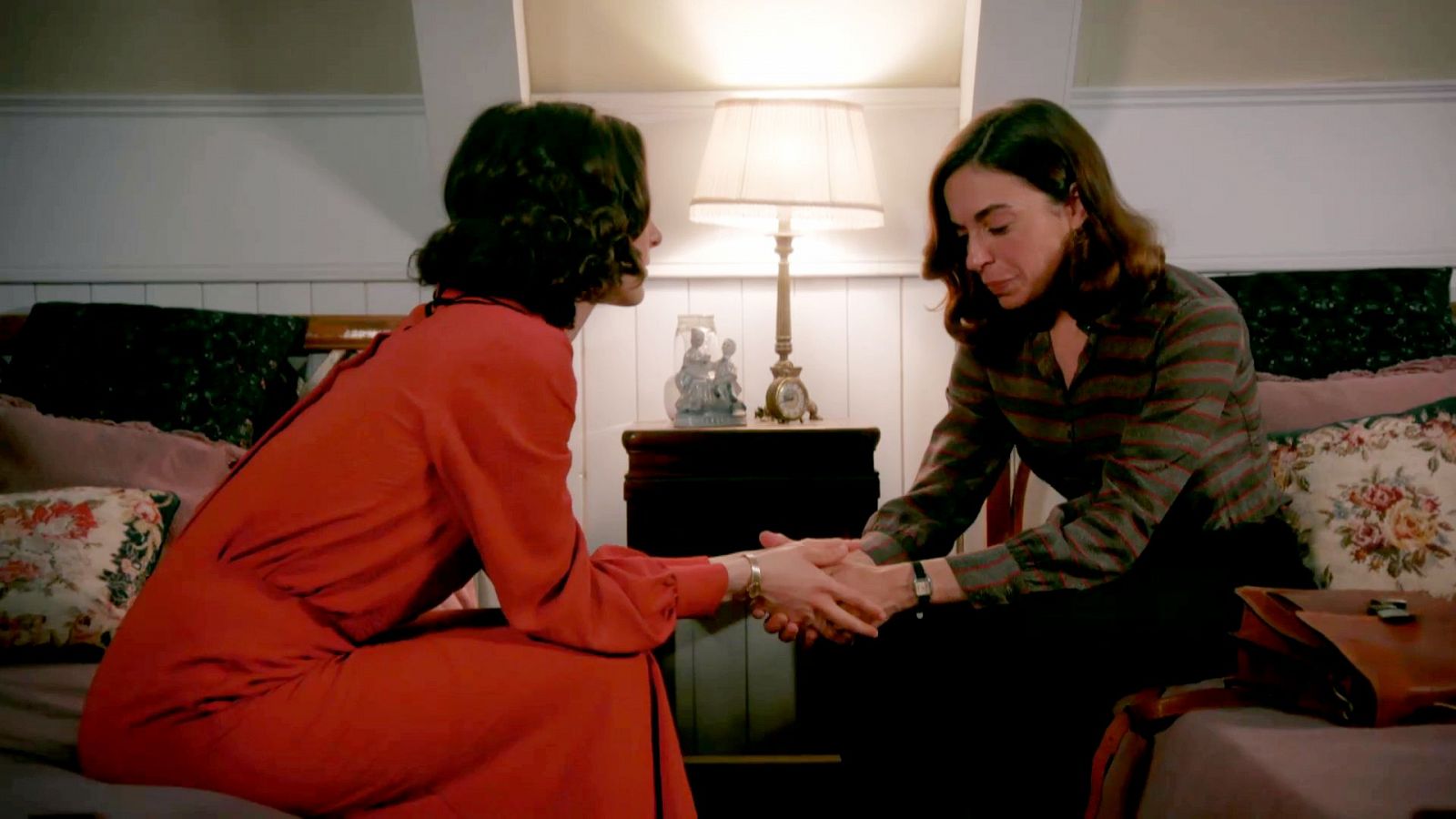 Inés consuela a Celia tras la respuesta de Laura - Salón de té La Moderna | Ver