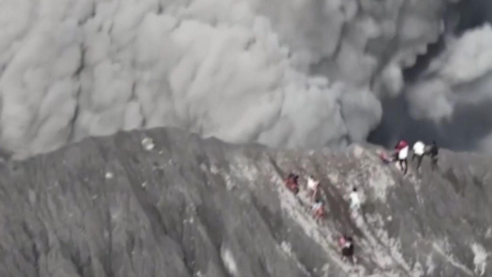 Escaladores sobreviven tras la erupción de un volcán en Indonesia - Informativo 24h | Ver