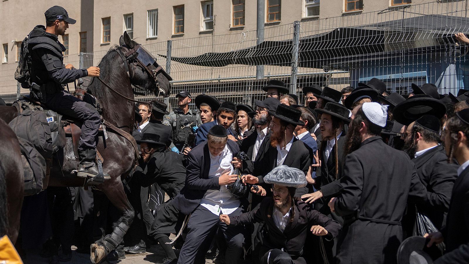 Los ultraordoxos judíos provocan disturbios en contra dle reclutamiento