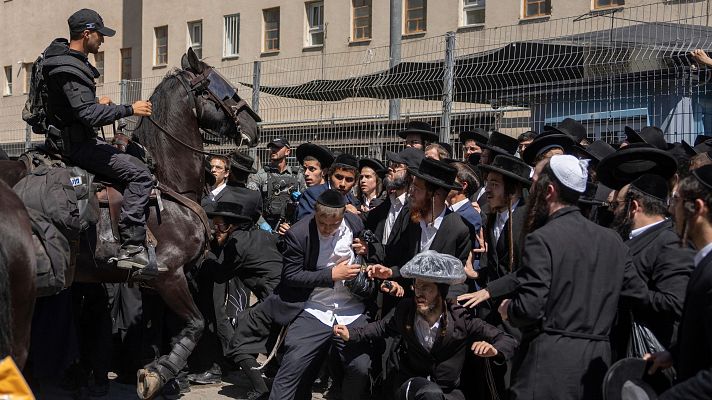 Los ultraortodoxos judíos vuelven a provocar graves disturbios frente a las oficinas de reclutamiento