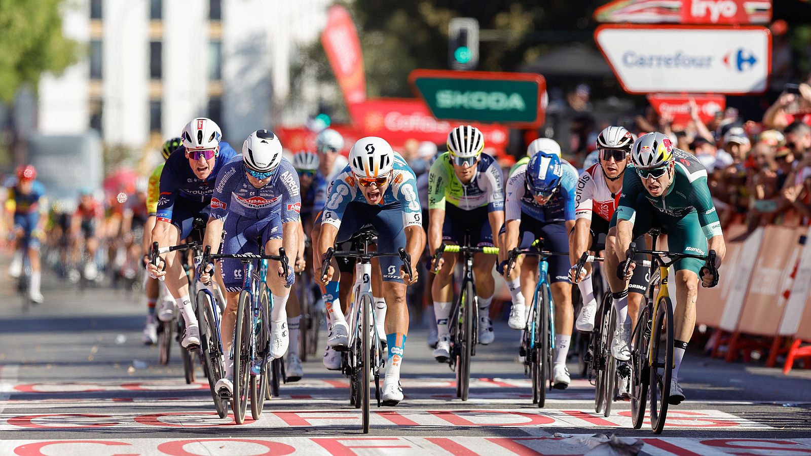 Pavel Bittner gana la quinta etapa de la Vuelta tras un sprint mano a mano con Van Aert