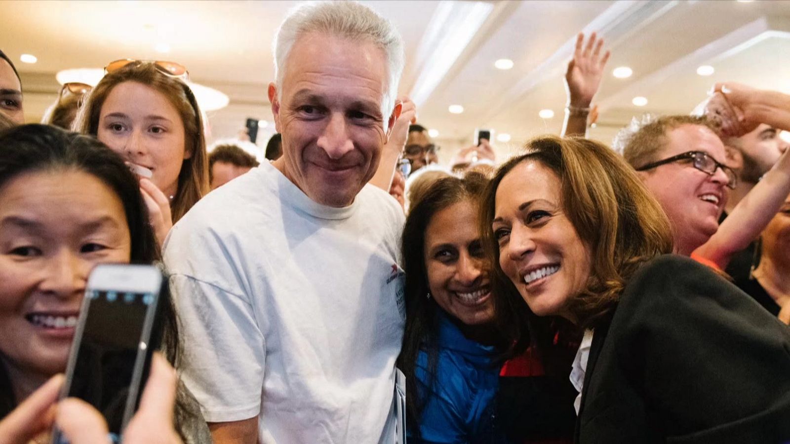 Eduardo Ezequiel, el fotógrafo aragonés que pasó años retratando a Kamala Harris | Ver