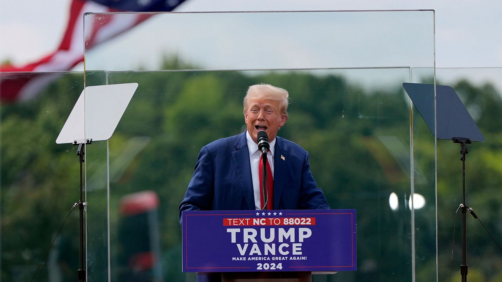 Trump, protegido por un cristal antibalas en su primer mitin al aire libre tras el intento de atentado