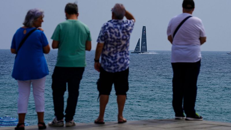 Los vecinos de la Barceloneta, entre el recelo y la ilusión por la Copa del América de vela