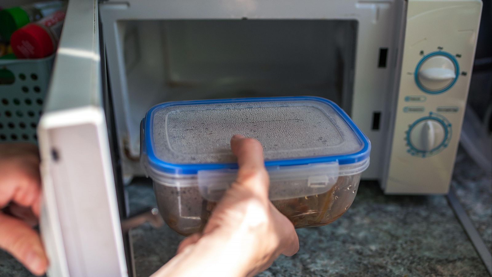 Los microondas, un aparato que no está libre de bacterias - La tarde en 24h | Ver