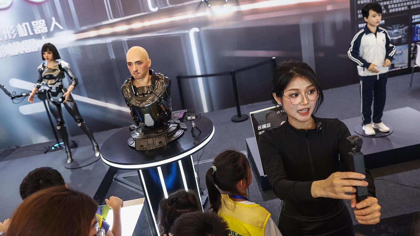 El salón del robot de Pekín: humanoides que sirven para todo - La tarde en 24h | Ver