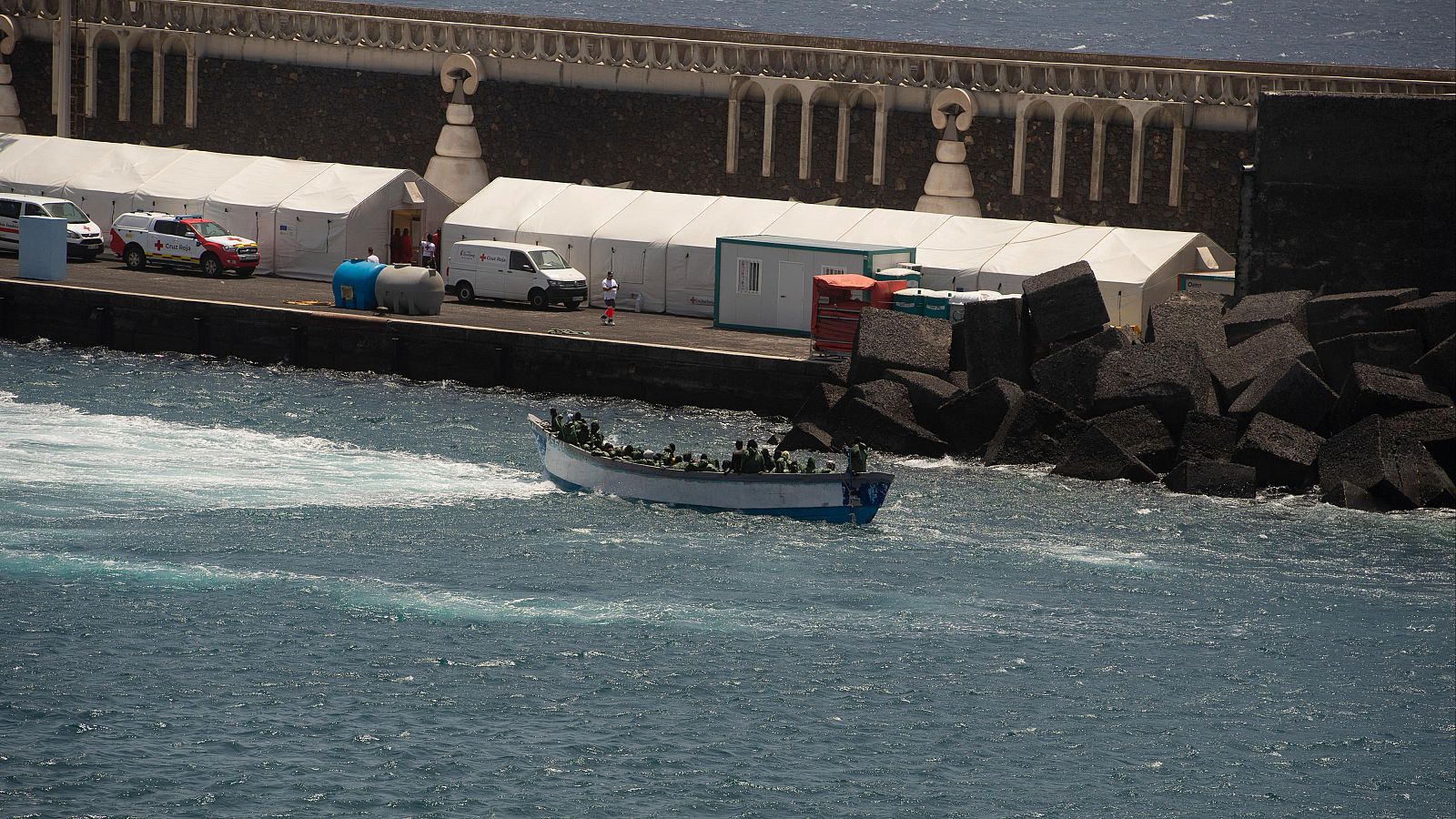 La presión migratoria asfixia Canarias