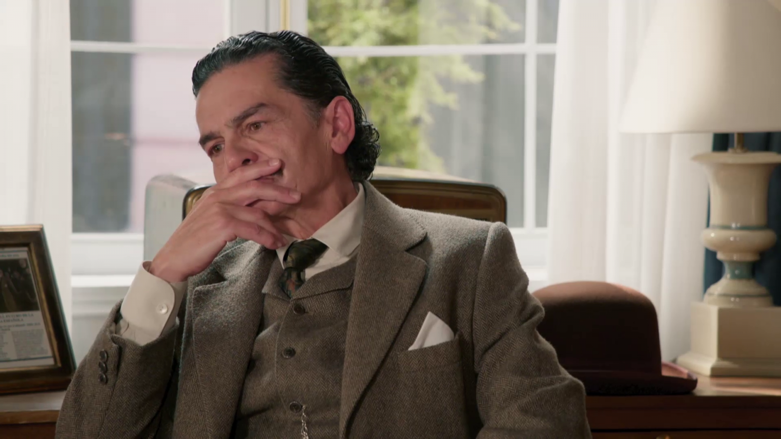 Teresa le cuenta a don Fermín el secreto de Lázara - Salón de té La Moderna | Ver