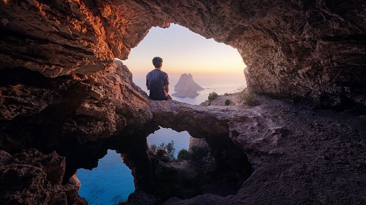 Los turistas saturan Es Vedrà, Ibiza