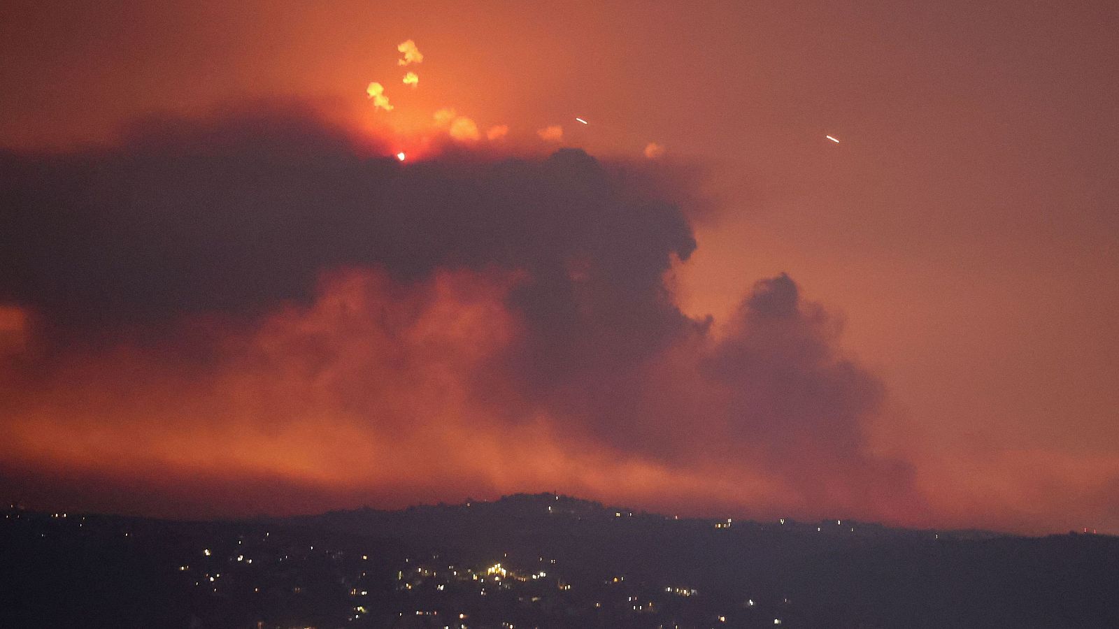 Israel lanza un "ataque preventivo" sobre Líbano y Hizbulá responde con más de 300 cohetes