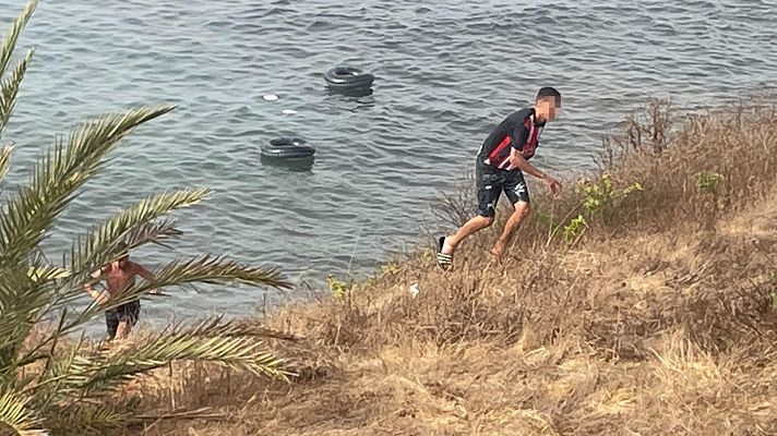 Telediario Fin de Semana - Mas de 200 migrantes entran a nado en Ceuta, 17 de ellos menores