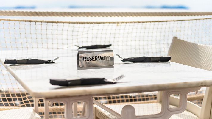 Telediario 1 - Pedir la tarjeta o aplicar un recargo si no se acude: las fórmulas de los restaurantes para reducir las reservas 'fantasma'