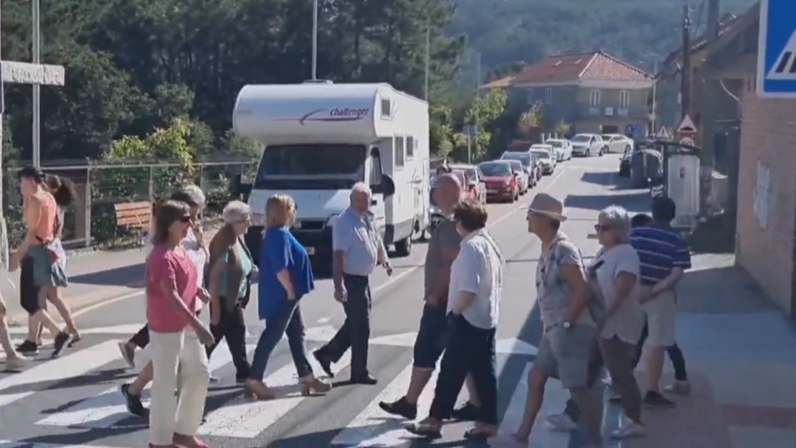 'Marcha lenta' de peatones en Cangas contra el turismo