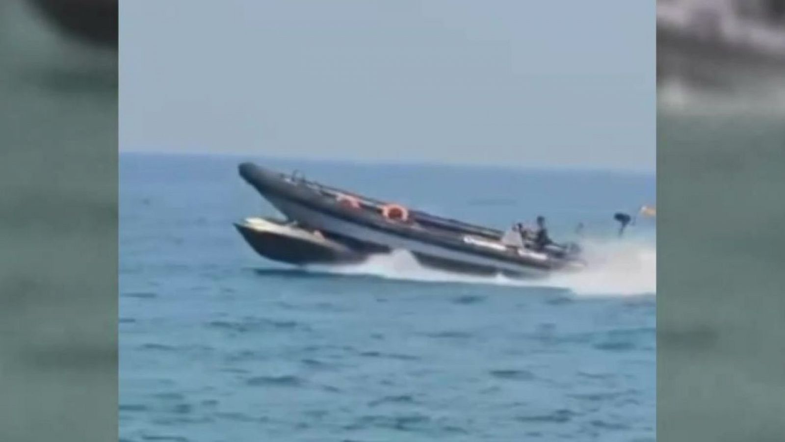 Una patrullera de la Guardia Civil pasa por encima de una lancha - Informativo 24h | Ver
