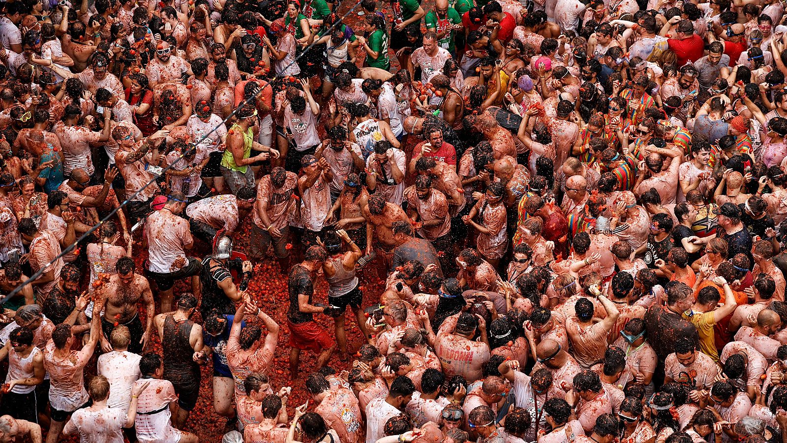 Tomatina 2024: las calles de Buñol se tiñen de rojo un año más