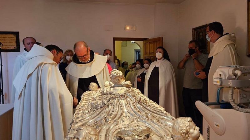 El sepulcro de santa Teresa de Jess se abre 110 aos despus | Ver