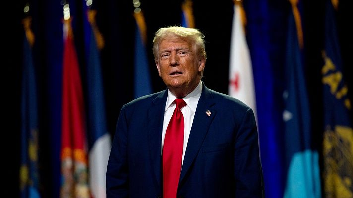 Telediario 2 - Trump vende cromos y el traje que utilizó en el debate con Biden para recaudar fondos