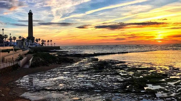 Telediario 1 - Chipiona declara de Interés Turístico los atardeceres en la playa con canciones de Rocío Jurado