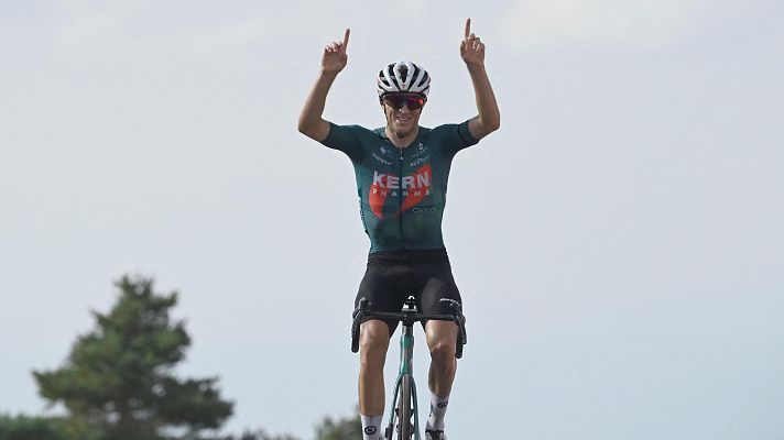 Vuelta ciclista a España - Pablo Castrillo vence en Manzaneda y homenajea al fallecido Manolo Azcona, su descubridor