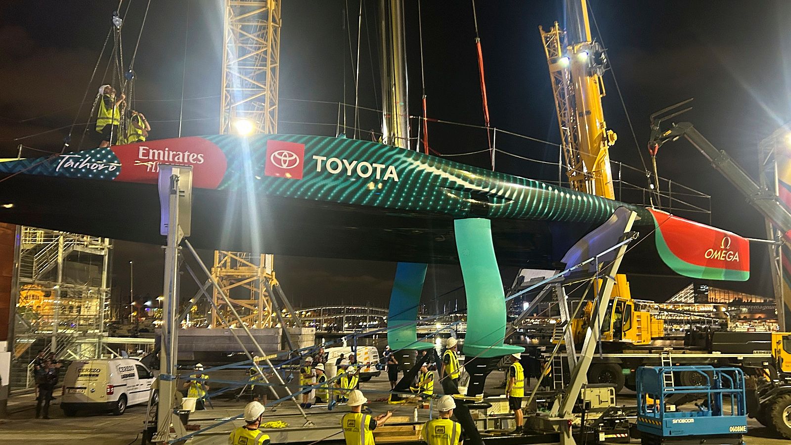 El Team New Zealand no sale a competir en la Copa América tras caerse el barco de la grúa | Ver