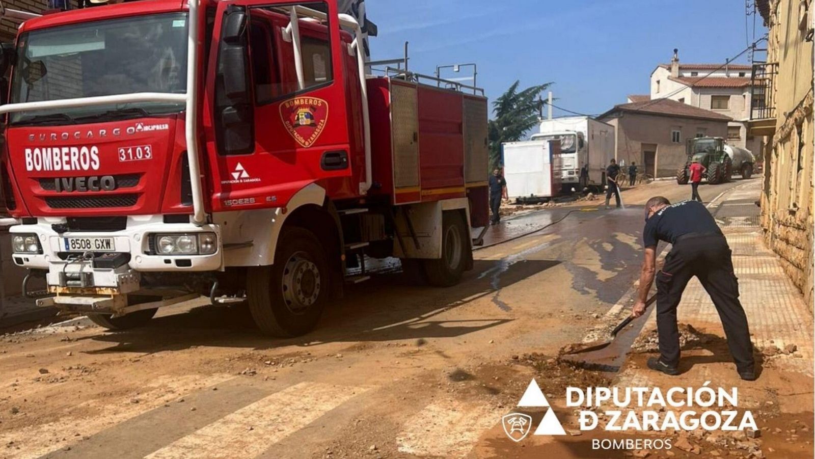 Día de limpieza en Herrera de los Navarros tras las intensas inundaciones