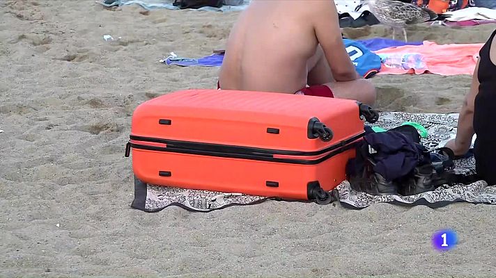 Turistes que dormen a la platja