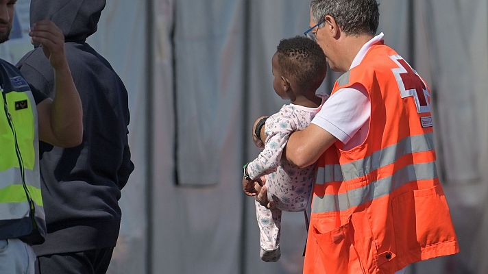 Telediario Fin de Semana - Más de 70 personas parten del CETI de Ceuta a la península mientras siguen llegando migrantes a nado