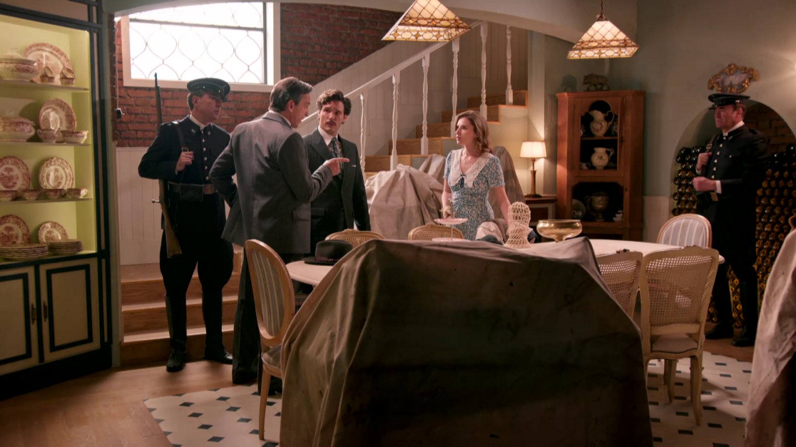 Íñigo y Matilde descubren el escondite de Carla - Salón de té La Moderna | Ver