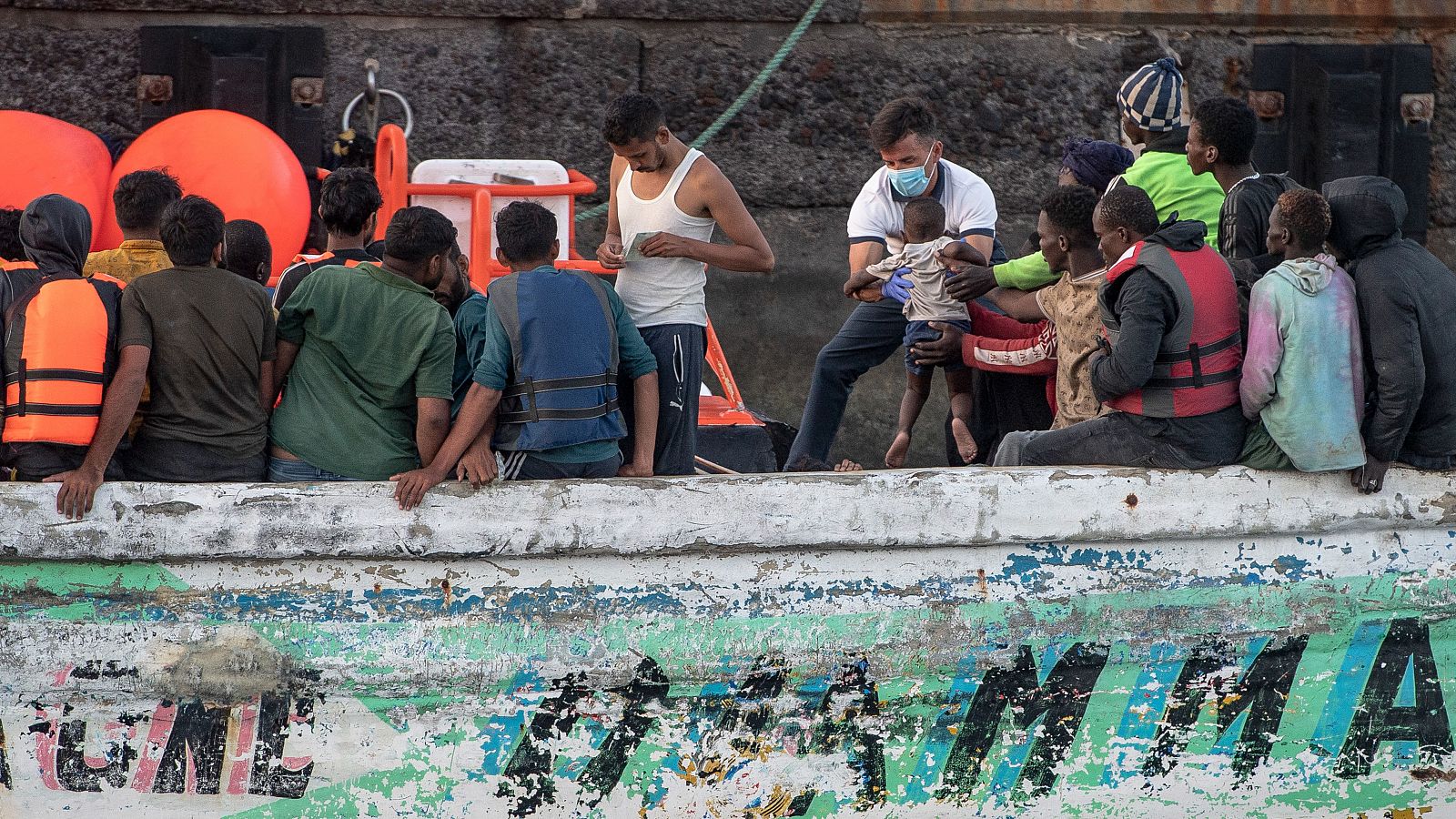 Medio centenar de migrantes sirios y pakistaníes llegan a El Hierro